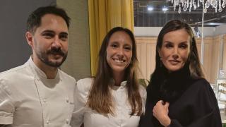 La reina Letizia, junto a parte del equipo culinario de Hispania Bruselas.