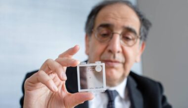 El revolucionario implante para la retina que permite volver a ver a personas con ceguera por degeneración macular