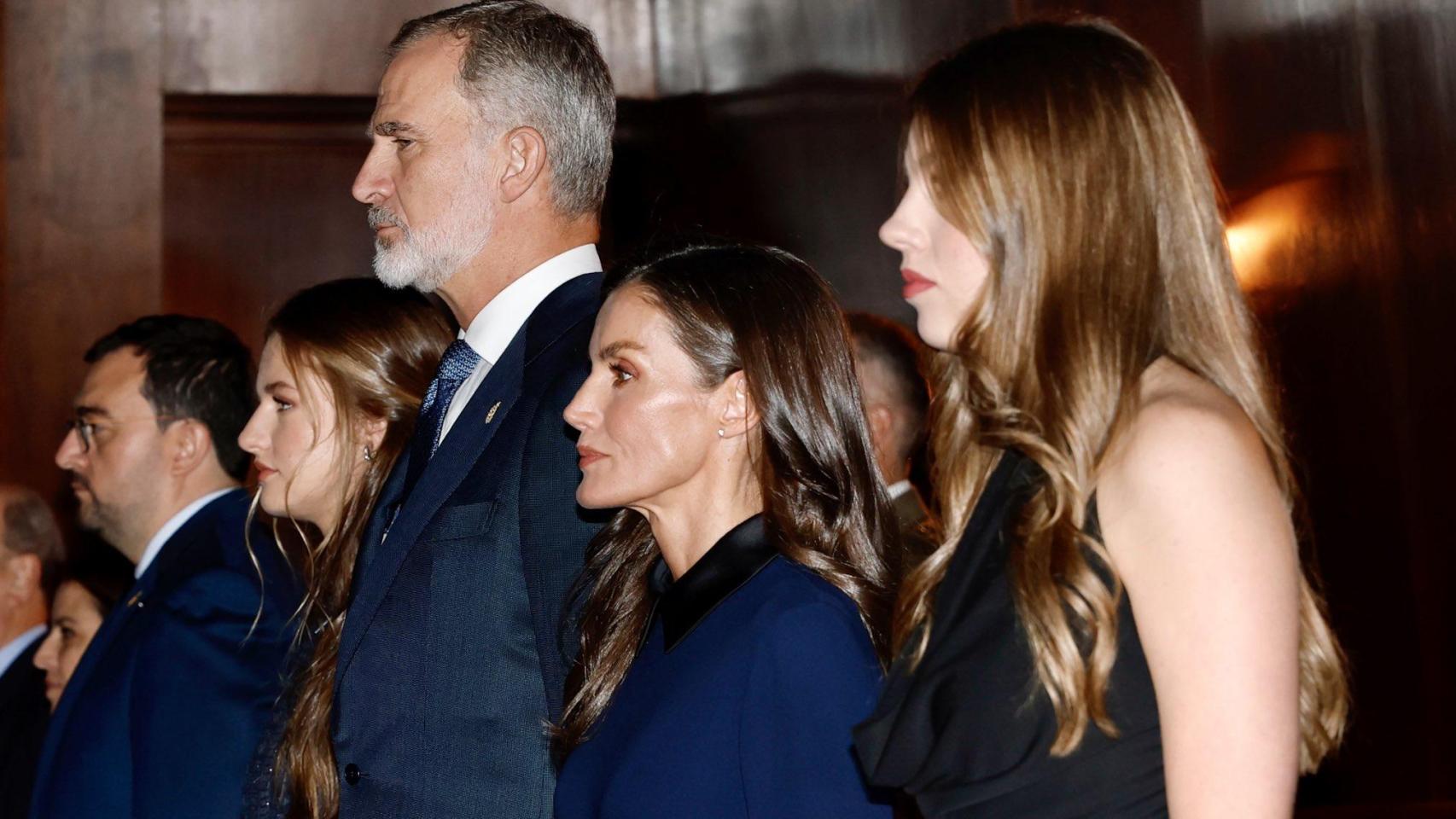 Los reyes Felipe VI y Letizia, junto a Leonor y Sofía, presiden el concierto de los Premios Princesa de Asturias