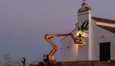una 'costilla de Adán' gigante para dar la bienvenida a su pueblo