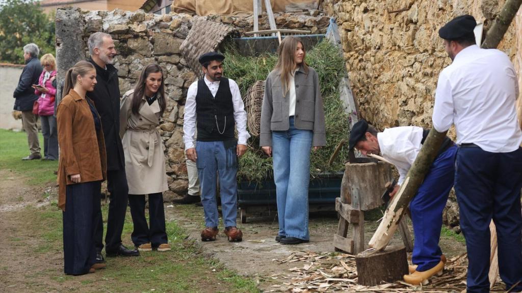La Familia Real durante su visita a Valdesoto.