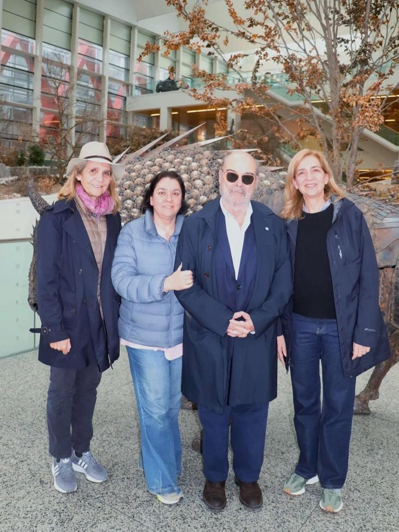 Antonio Resines y su mujer, Ana Pérez-Lorente, con las infantas Elena y Cristina en su visita al Museo de la Evolución Humana.