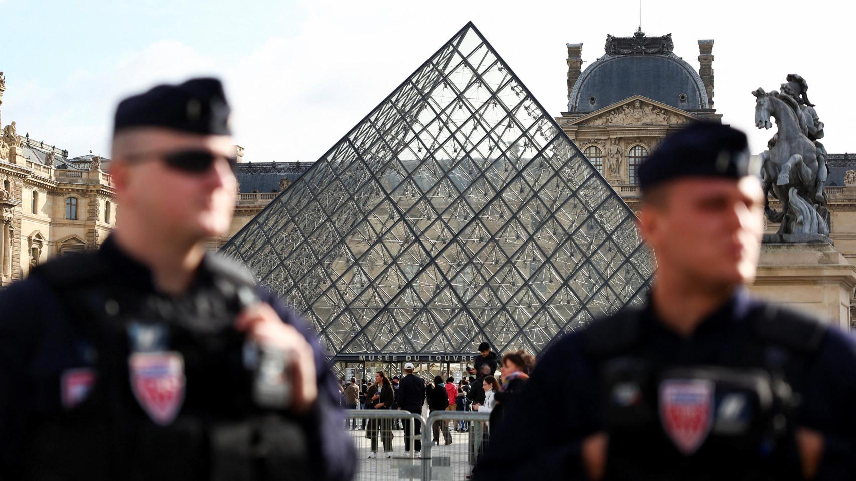 Prisión provisional para dos sospechosos del robo de joyas del Louvre tras "reconocer parcialmente" los hechos