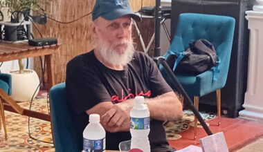 Presentan poemario de reconocido pintor camagüeyano