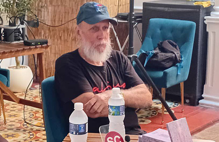 Presentan poemario de reconocido pintor camagüeyano