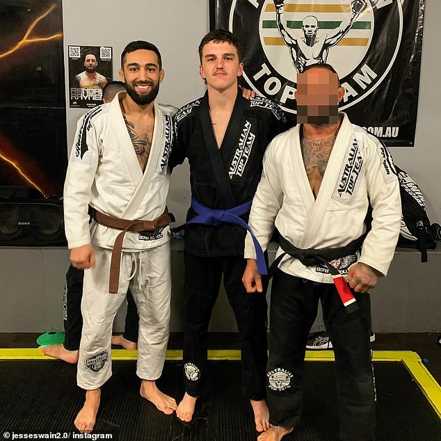 El estudiante de Mokhtarian Jessi Swine (ambos en la foto) dedicó su éxito futuro al entrenador