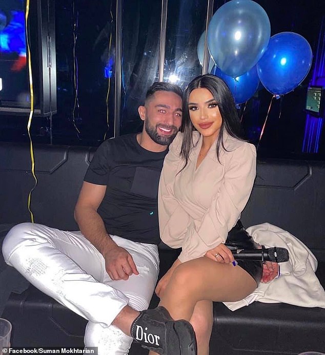 Suman se pinta con un amigo.