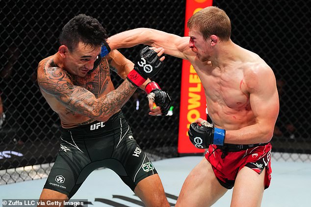 Allen ha peleado contra algunos de los nombres más importantes de UFC, incluido Max Holloway (izquierda).