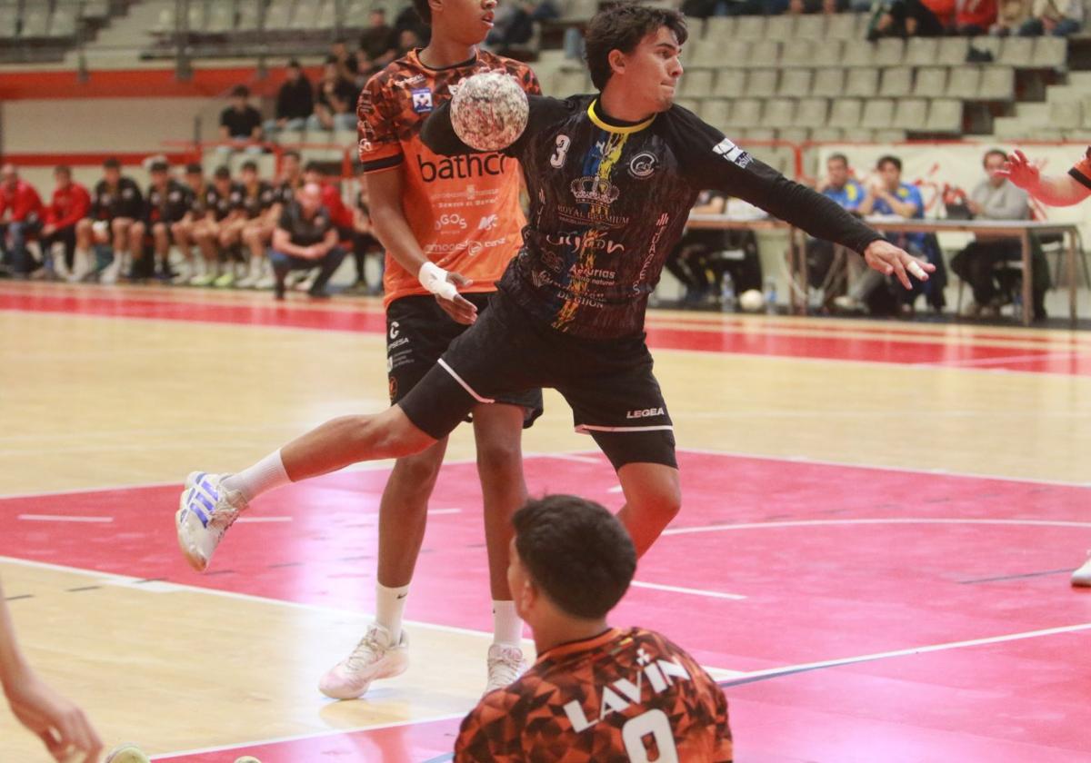 El Torrelavega impone su ley ante el Royal