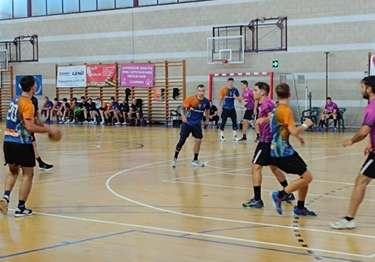 Cuatro victorias en seis encuentros para el balonmano mahonero