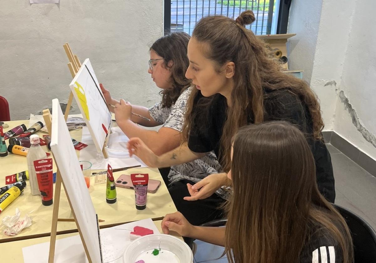 «Salir de lo figurativo ayuda a ver las características de la pintura»