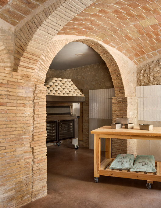Panaderia Forn Lleva't / Quim Olea · Estudi d'Arquitectura - Fotografía interior, Madera, Ladrillo, Pilares, Sillas, Fijación Vigas