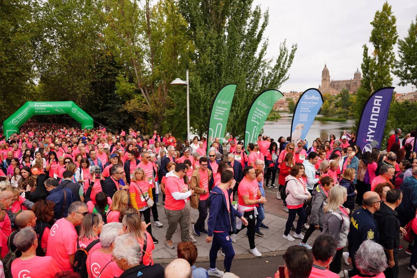 Salamanca 'se tiñe' de rosa por el cáncer