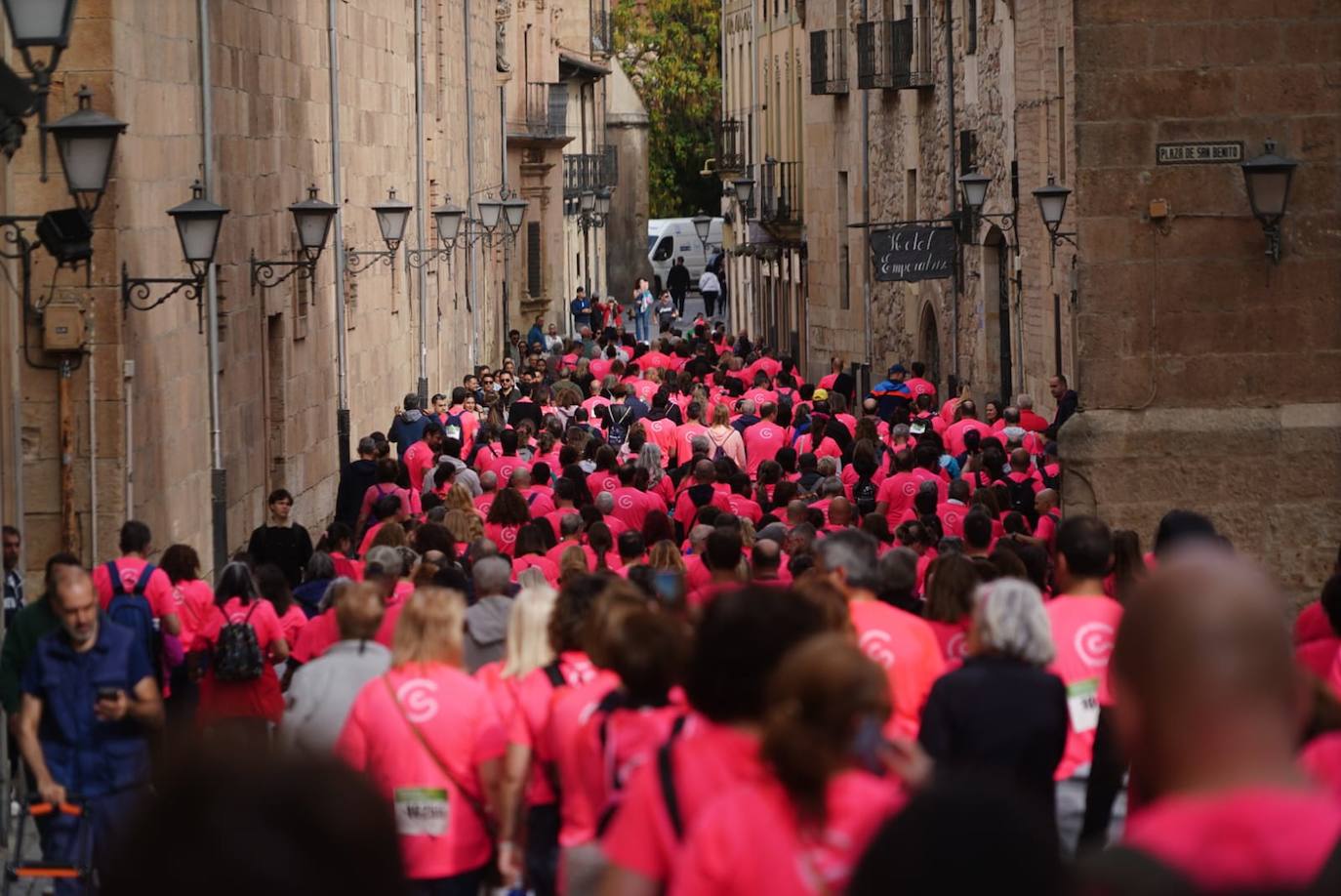 Salamanca 'se tiñe' de rosa por el cáncer