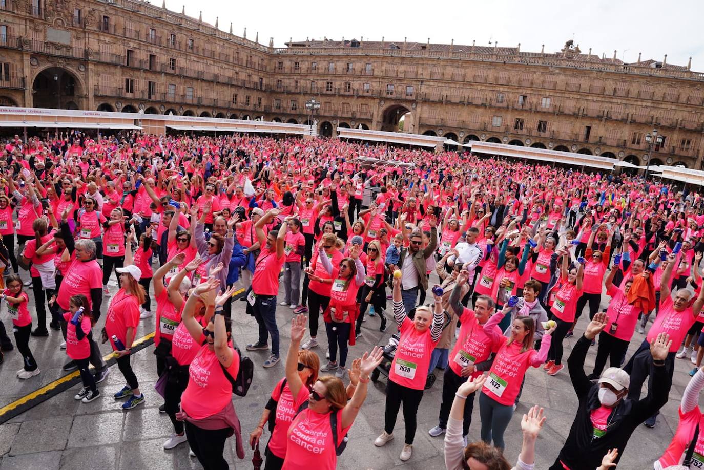 Salamanca 'se tiñe' de rosa por el cáncer