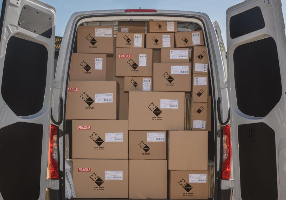 Una editorial de Alzira entrega 200 libros a las bibliotecas afectadas por la dana