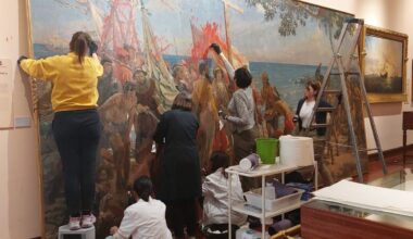 Detenidas 2 activistas por lanzar pintura sobre un cuadro de Colón en el Museo Naval de Madrid