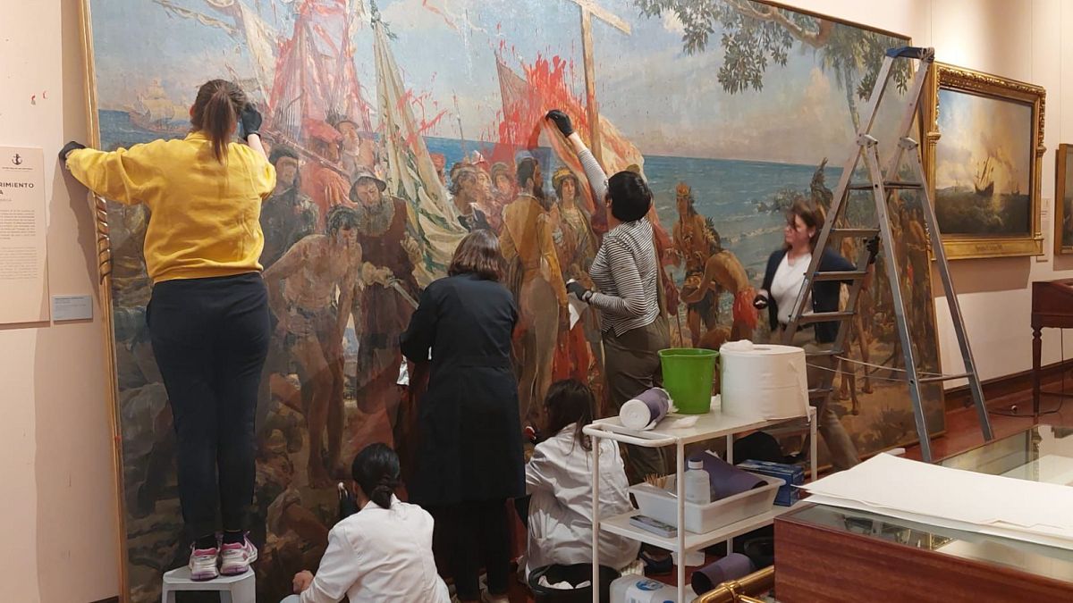 Detenidas 2 activistas por lanzar pintura sobre un cuadro de Colón en el Museo Naval de Madrid