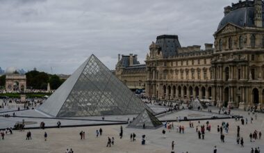 Roban 9 joyas históricas de Napoleón en un audaz atraco al museo Louvre de París