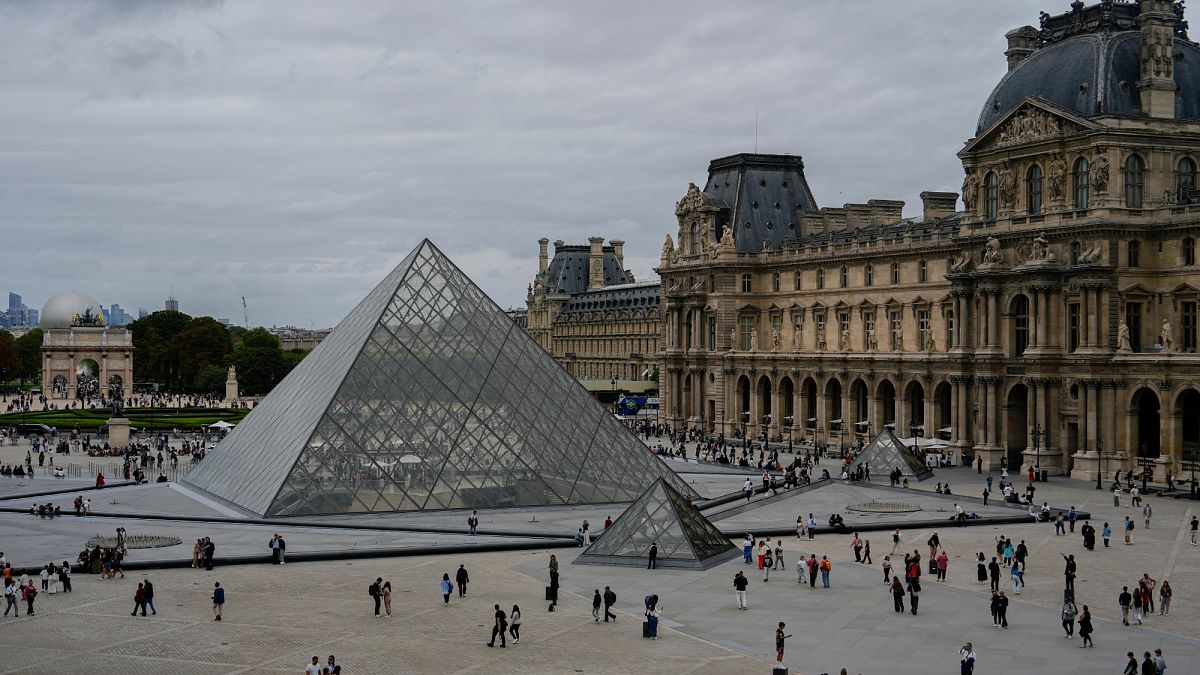 Roban 9 joyas históricas de Napoleón en un audaz atraco al museo Louvre de París