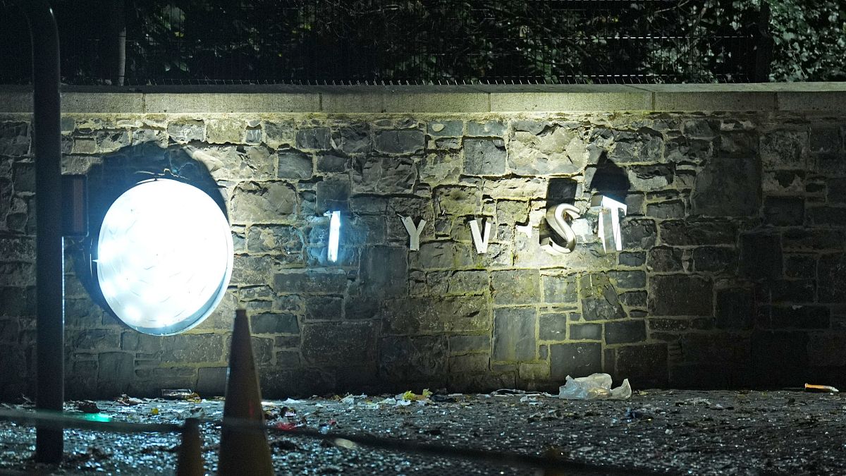 Detienen a 6 personas tras una violenta protesta antiinmigración en Dublín