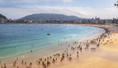 San Sebastián prohíbe fumar en las playas y regula el acceso de mascotas