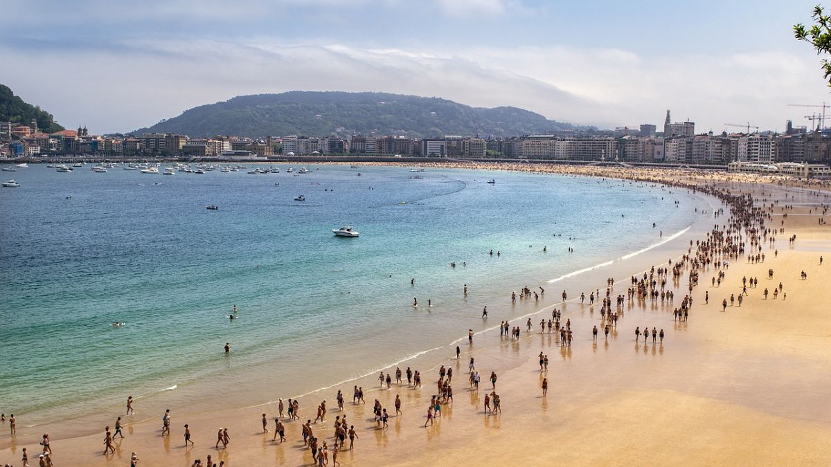 San Sebastián prohíbe fumar en las playas y regula el acceso de mascotas