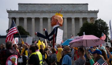 Multitudes se reúnen en ciudades de EE. UU. en las protestas 'No Kings' contra Trump