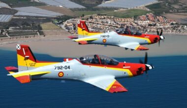 ¿Cómo es la Formación Mirlo? La sucesora de la Patrulla Águila con el avión Pilatus PC-21