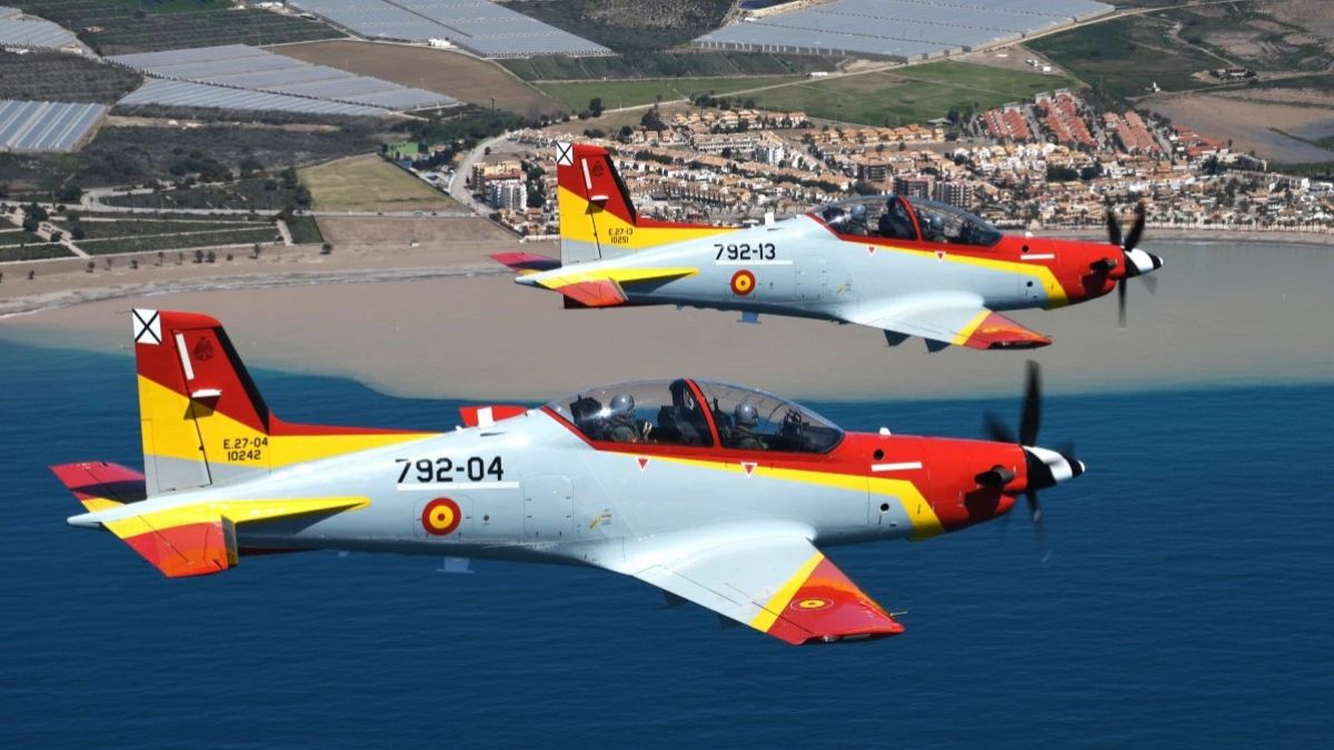 ¿Cómo es la Formación Mirlo? La sucesora de la Patrulla Águila con el avión Pilatus PC-21