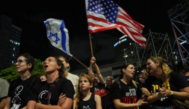 Los israelíes aclaman a Trump en un mitin en Tel Aviv mientras se preparan para el regreso de los rehenes