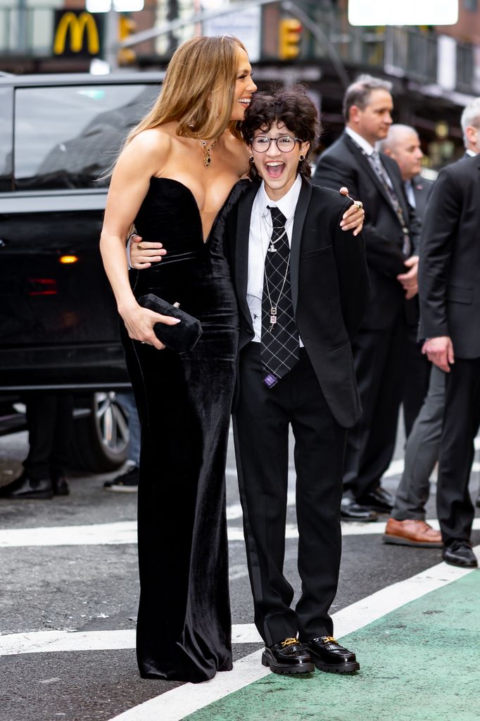 Jennifer Lopez y Emme en el estreno de Good Night And Good Luck en Broadway el 3 de abril de 2025