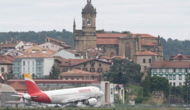 Un grupo de coristas canta 'Lau teilatu' en un avión y los pasajeros reaccionan así
