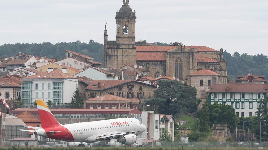 Un grupo de coristas canta 'Lau teilatu' en un avión y los pasajeros reaccionan así