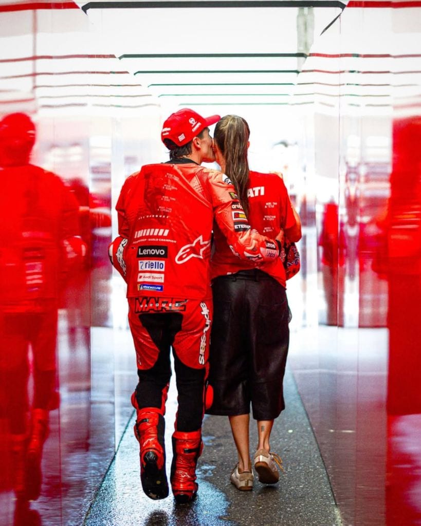 Marc Márquez, abrazado a Gemma Pinto
