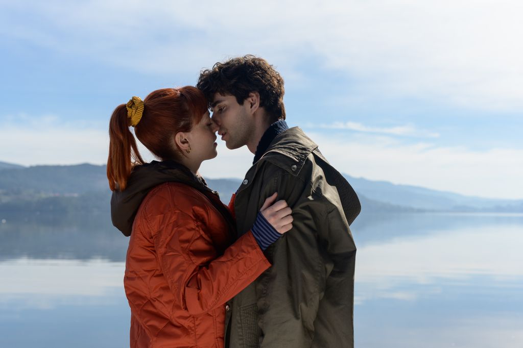 Todo cambia en la vida de Elmer cuando se enamora de Violeta, la profesora que su madre quiere que elimine