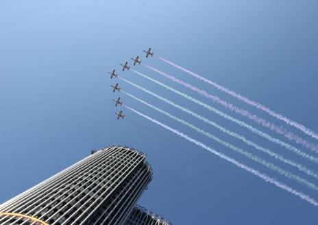 Imagen secundaria 1 - En 2024, debido a la meteorología, la Patrulla Águila no formó parte del desfile aéreo y no hubo salto con la bandera. En 2023, la cabo Gómez Hurtado fue la primera mujer en realizar el salto con la enseña nacional
