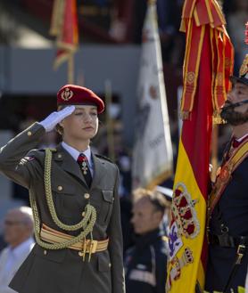 Imagen secundaria 2 - La Princesa Leonor, con los tres uniformes que ha lucido en los tres úlfimos desfiles