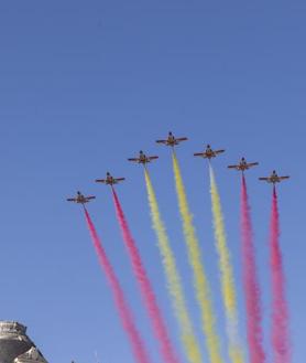 Imagen secundaria 2 - En 2024, debido a la meteorología, la Patrulla Águila no formó parte del desfile aéreo y no hubo salto con la bandera. En 2023, la cabo Gómez Hurtado fue la primera mujer en realizar el salto con la enseña nacional