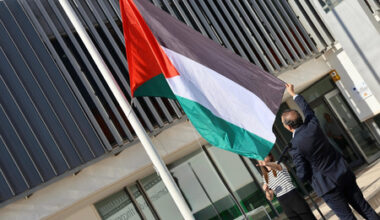 La Rinconada coloca la bandera palestina en el Ayuntamiento como repulsa al genocidio de Israel