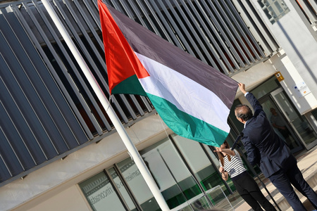 La Rinconada coloca la bandera palestina en el Ayuntamiento como repulsa al genocidio de Israel