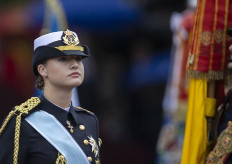 Imagen secundaria 1 - La Princesa Leonor, con los tres uniformes que ha lucido en los tres úlfimos desfiles