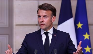 Francia pide la dimisión de Macron, hundido y escondido en el Elíseo