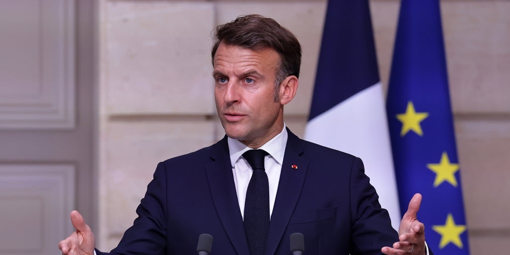 Francia pide la dimisión de Macron, hundido y escondido en el Elíseo