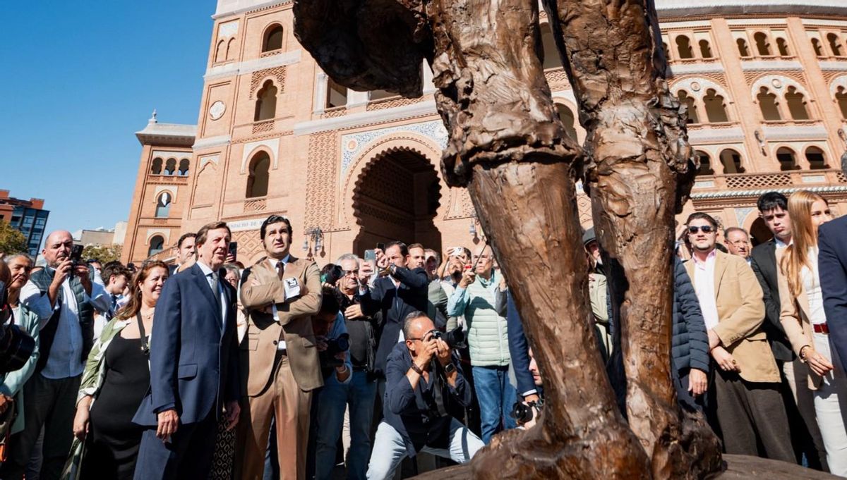 Curro Vázquez junto a Morante de la Puebla en la inauguración de la estatua de Antoñete.
