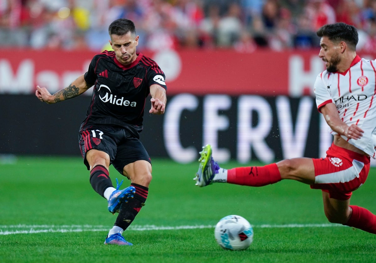Alfon dispara a gol en el Girona - Sevilla disputado en Montilivi