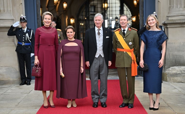 Imagen principal - En la primera foto: los Reyes de Bélgica, su hija Elisabeth y Enrique y María Teresa de Luxemburgo; en la segunda: los Reyes de los Países Bajos junto a su hija Amalia; y en la tercera, el nuevo Gran Duque junto a su mujer y sus padres
