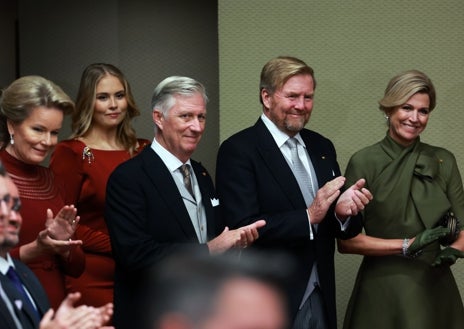 Imagen secundaria 1 - En la primera foto: los Reyes de Bélgica, su hija Elisabeth y Enrique y María Teresa de Luxemburgo; en la segunda: los Reyes de los Países Bajos junto a su hija Amalia; y en la tercera, el nuevo Gran Duque junto a su mujer y sus padres