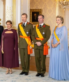 Imagen secundaria 2 - En la primera foto: los Reyes de Bélgica, su hija Elisabeth y Enrique y María Teresa de Luxemburgo; en la segunda: los Reyes de los Países Bajos junto a su hija Amalia; y en la tercera, el nuevo Gran Duque junto a su mujer y sus padres