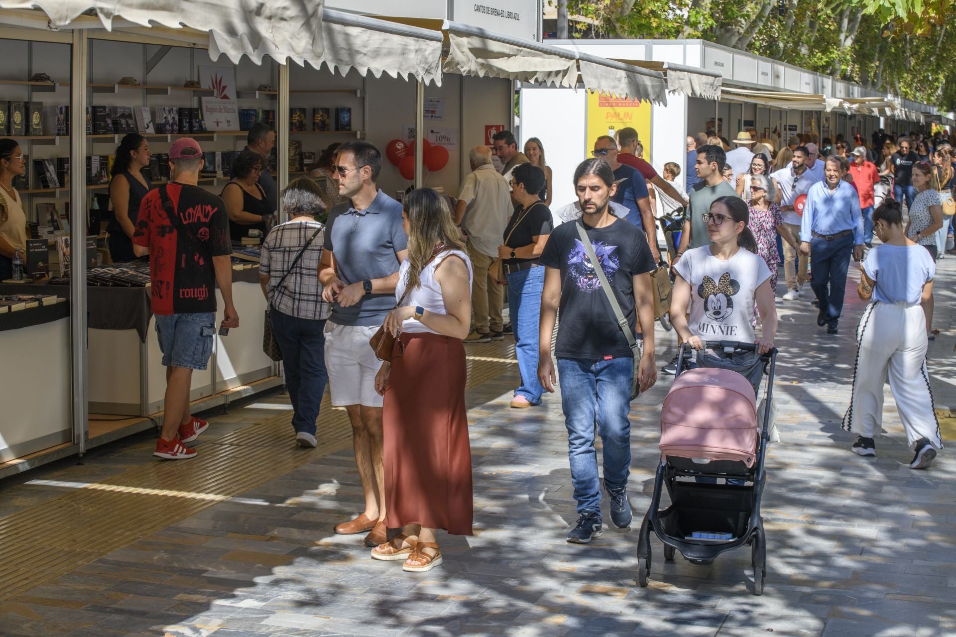 En imágenes, la Feria del Libro de Murcia: aperitivo entre libros en Alfonso X